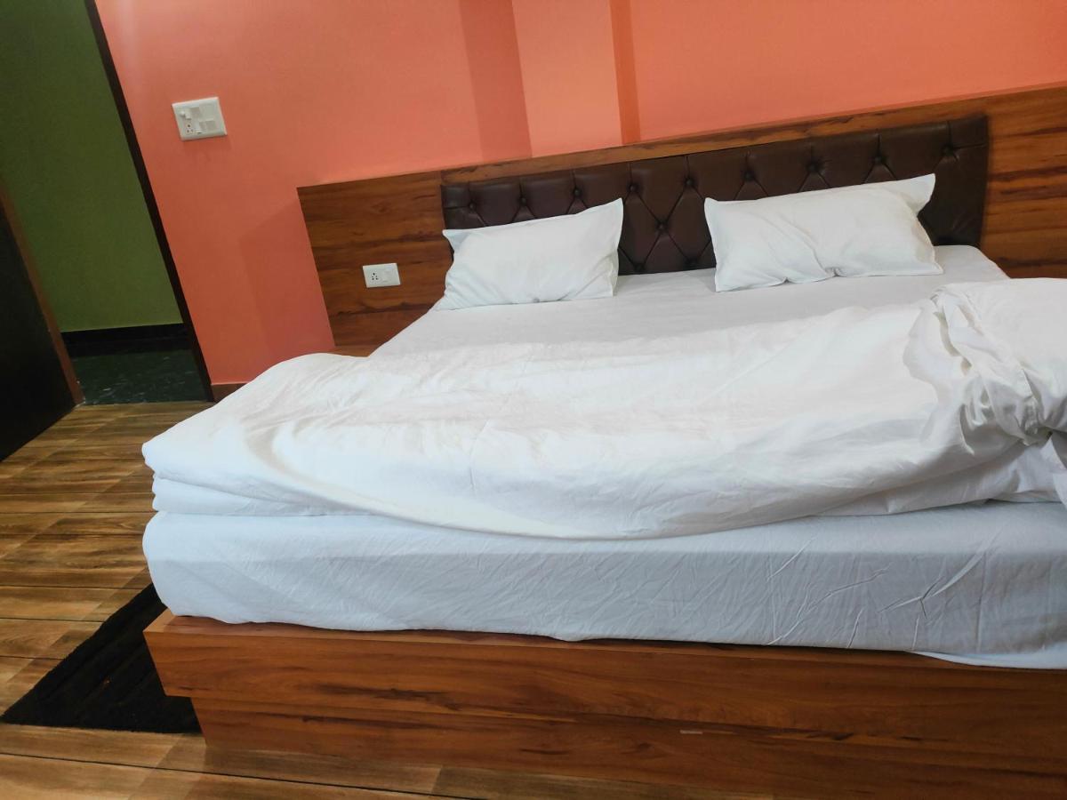 Hotel Rishabh And Banquet Hall Pithorāgarh Kültér fotó